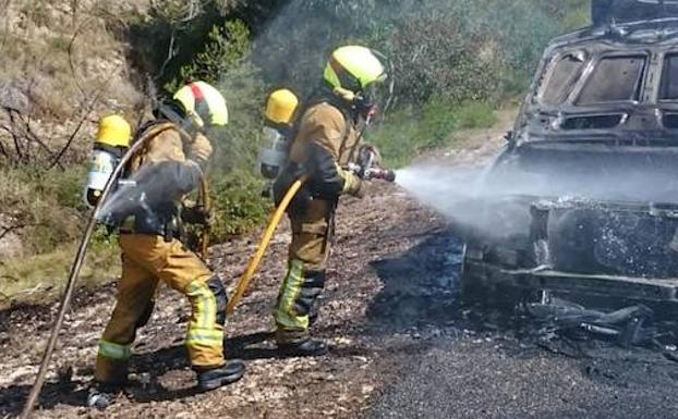 Imagen del coche incendiado en la localidad de Call 