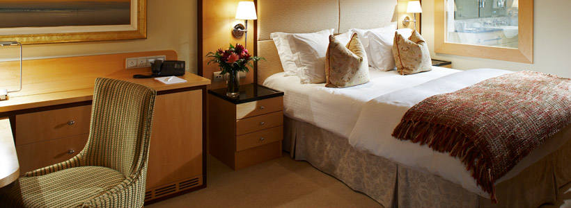 El barco de lujo The World, bautizado como el  'crucero de los millonarios' , atracará en el puerto de Valencia el miércoles y permanecerá en la ciudad tres días, hasta el viernes. Con un total de 165 selectos apartamentos, el navío, como se puede apreciar, no es un barco al uso. Los pasajeros que se encuentran a bordo del mismo se dedican a navegar durante todo el año mientras visitan los destinos más exóticos y transitados. Alquilar alguna de sus habitaciones, la más barata, por ejemplo, tiene un precio de 1.200 dólares por noche. Si la quiere comprar, el coste oscila entre 1,2 y 7,5 millones. The World, además, tiene un total de 12 cubiertas, restaurantes, boutiques, piscinas, así como canchas de golf y tenis. Su construcción costó un total de 380 millones de dólares.