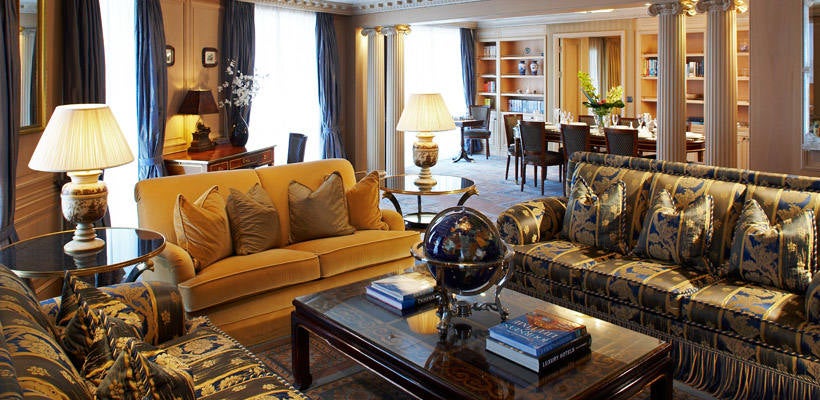 El barco de lujo The World, bautizado como el  'crucero de los millonarios' , atracará en el puerto de Valencia el miércoles y permanecerá en la ciudad tres días, hasta el viernes. Con un total de 165 selectos apartamentos, el navío, como se puede apreciar, no es un barco al uso. Los pasajeros que se encuentran a bordo del mismo se dedican a navegar durante todo el año mientras visitan los destinos más exóticos y transitados. Alquilar alguna de sus habitaciones, la más barata, por ejemplo, tiene un precio de 1.200 dólares por noche. Si la quiere comprar, el coste oscila entre 1,2 y 7,5 millones. The World, además, tiene un total de 12 cubiertas, restaurantes, boutiques, piscinas, así como canchas de golf y tenis. Su construcción costó un total de 380 millones de dólares.