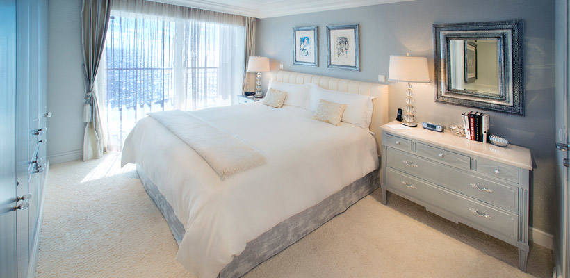 El barco de lujo The World, bautizado como el  'crucero de los millonarios' , atracará en el puerto de Valencia el miércoles y permanecerá en la ciudad tres días, hasta el viernes. Con un total de 165 selectos apartamentos, el navío, como se puede apreciar, no es un barco al uso. Los pasajeros que se encuentran a bordo del mismo se dedican a navegar durante todo el año mientras visitan los destinos más exóticos y transitados. Alquilar alguna de sus habitaciones, la más barata, por ejemplo, tiene un precio de 1.200 dólares por noche. Si la quiere comprar, el coste oscila entre 1,2 y 7,5 millones. The World, además, tiene un total de 12 cubiertas, restaurantes, boutiques, piscinas, así como canchas de golf y tenis. Su construcción costó un total de 380 millones de dólares.