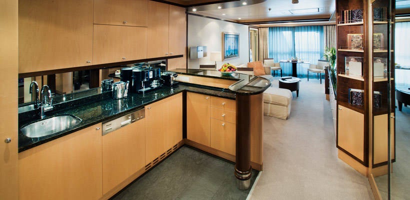 El barco de lujo The World, bautizado como el  'crucero de los millonarios' , atracará en el puerto de Valencia el miércoles y permanecerá en la ciudad tres días, hasta el viernes. Con un total de 165 selectos apartamentos, el navío, como se puede apreciar, no es un barco al uso. Los pasajeros que se encuentran a bordo del mismo se dedican a navegar durante todo el año mientras visitan los destinos más exóticos y transitados. Alquilar alguna de sus habitaciones, la más barata, por ejemplo, tiene un precio de 1.200 dólares por noche. Si la quiere comprar, el coste oscila entre 1,2 y 7,5 millones. The World, además, tiene un total de 12 cubiertas, restaurantes, boutiques, piscinas, así como canchas de golf y tenis. Su construcción costó un total de 380 millones de dólares.