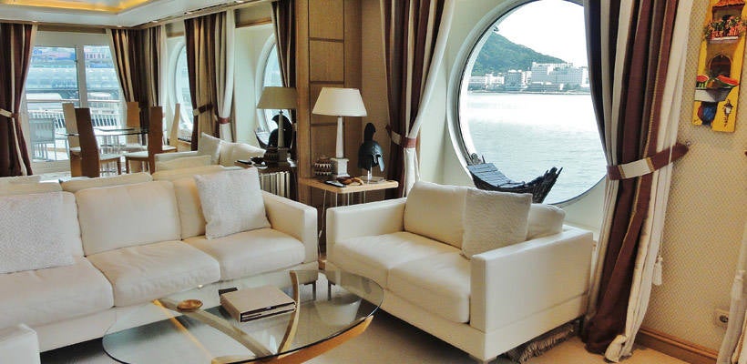 El barco de lujo The World, bautizado como el  'crucero de los millonarios' , atracará en el puerto de Valencia el miércoles y permanecerá en la ciudad tres días, hasta el viernes. Con un total de 165 selectos apartamentos, el navío, como se puede apreciar, no es un barco al uso. Los pasajeros que se encuentran a bordo del mismo se dedican a navegar durante todo el año mientras visitan los destinos más exóticos y transitados. Alquilar alguna de sus habitaciones, la más barata, por ejemplo, tiene un precio de 1.200 dólares por noche. Si la quiere comprar, el coste oscila entre 1,2 y 7,5 millones. The World, además, tiene un total de 12 cubiertas, restaurantes, boutiques, piscinas, así como canchas de golf y tenis. Su construcción costó un total de 380 millones de dólares.