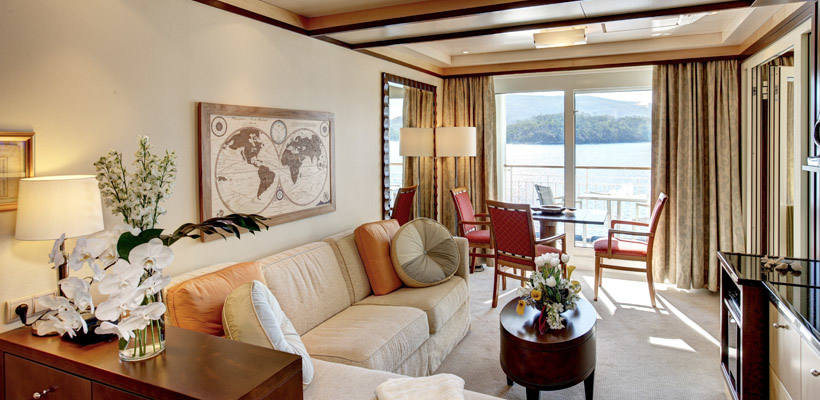 El barco de lujo The World, bautizado como el  'crucero de los millonarios' , atracará en el puerto de Valencia el miércoles y permanecerá en la ciudad tres días, hasta el viernes. Con un total de 165 selectos apartamentos, el navío, como se puede apreciar, no es un barco al uso. Los pasajeros que se encuentran a bordo del mismo se dedican a navegar durante todo el año mientras visitan los destinos más exóticos y transitados. Alquilar alguna de sus habitaciones, la más barata, por ejemplo, tiene un precio de 1.200 dólares por noche. Si la quiere comprar, el coste oscila entre 1,2 y 7,5 millones. The World, además, tiene un total de 12 cubiertas, restaurantes, boutiques, piscinas, así como canchas de golf y tenis. Su construcción costó un total de 380 millones de dólares.