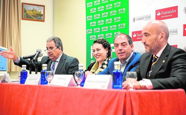 La ministra de Trabajo, Magdalena Valerio, ayer en un curso de verano en El Escorial organizado por ATA