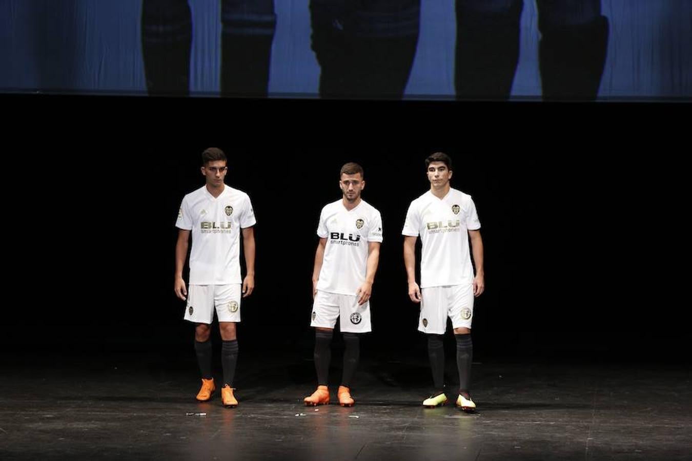 Fotos: El Valencia CF presenta su equipación para el Centenario