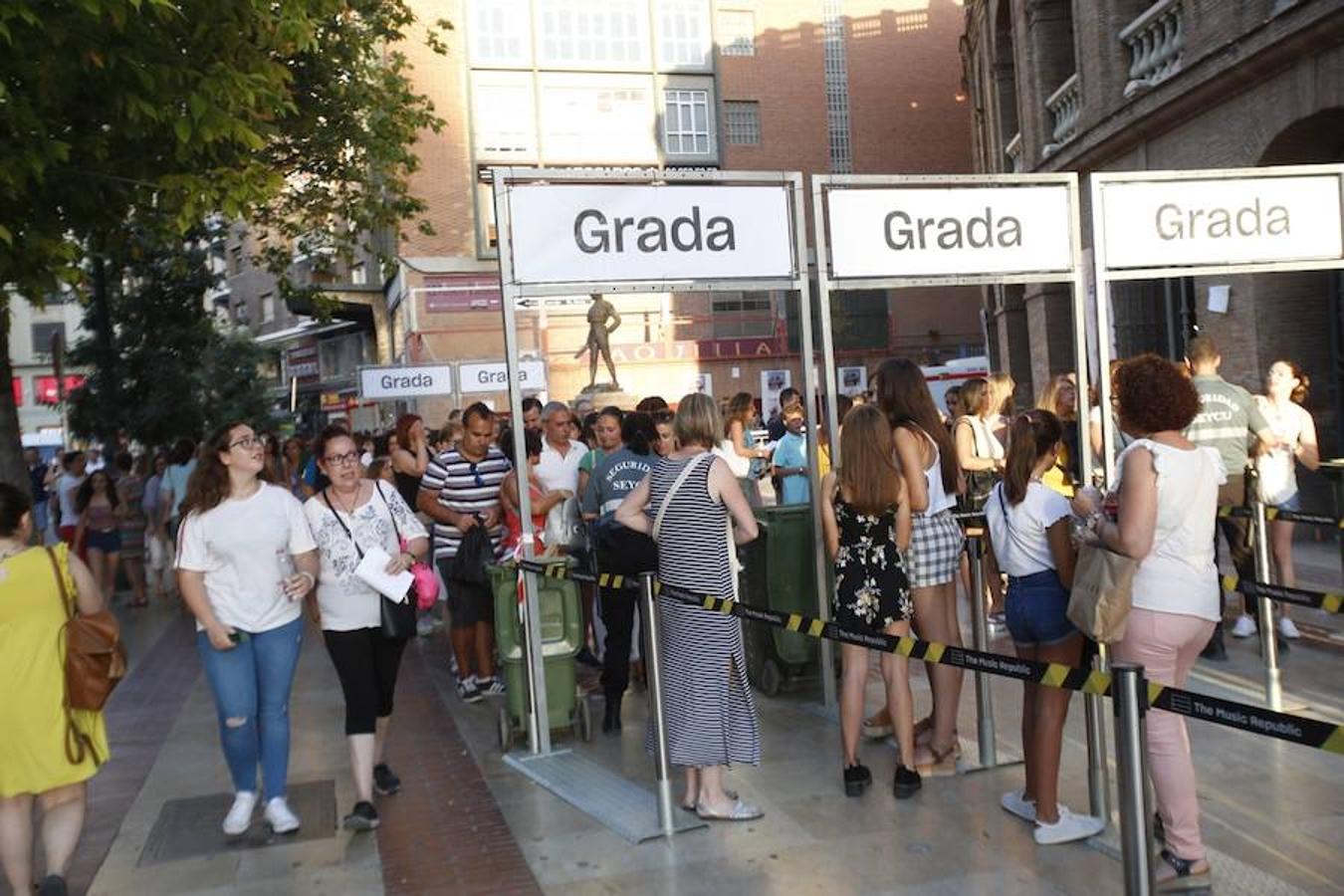 El cantante malagueño hace soñar a los valencianos y despliega sus conocidos éxitos en la primera actuación en la ciudad de su gira 'Prometo'. Alrededor de 6.000 fans vibran con un concierto que este jueves volverá a encandilar a sus seguidores con temas como 'Solamente tú', 'No vaya a ser' y 'Saturno'