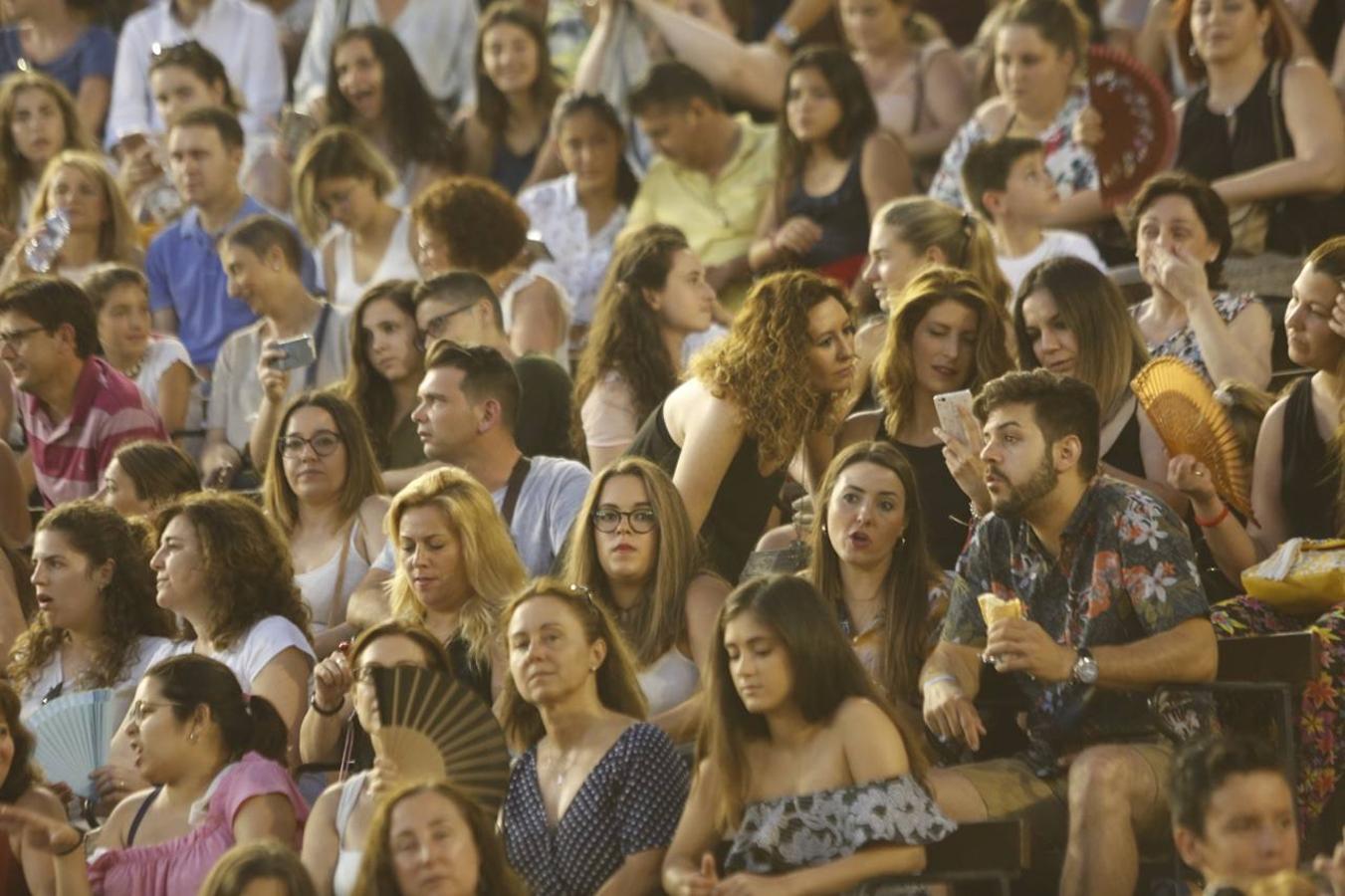 El cantante malagueño hace soñar a los valencianos y despliega sus conocidos éxitos en la primera actuación en la ciudad de su gira 'Prometo'. Alrededor de 6.000 fans vibran con un concierto que este jueves volverá a encandilar a sus seguidores con temas como 'Solamente tú', 'No vaya a ser' y 'Saturno'