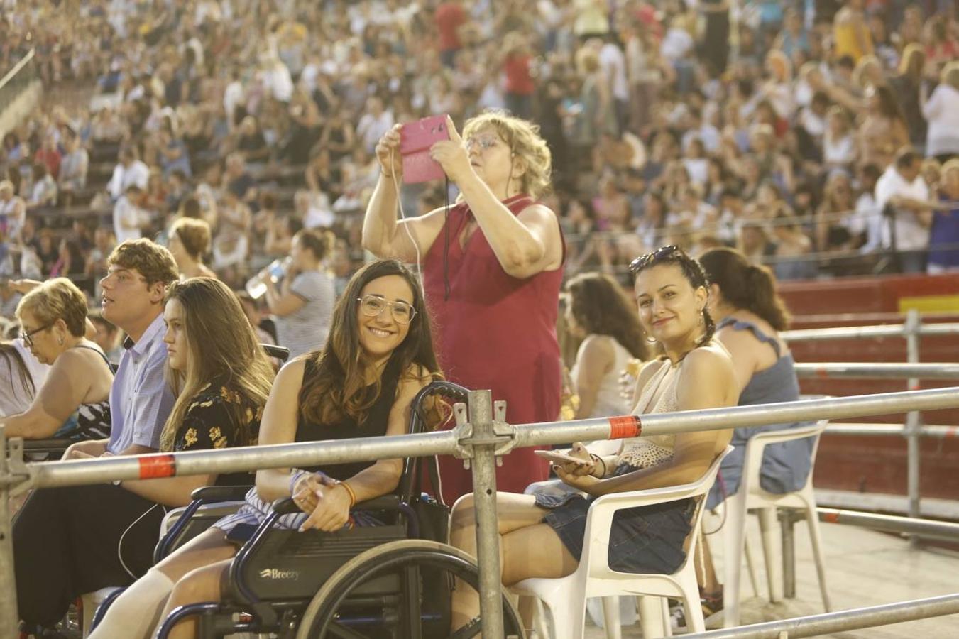 El cantante malagueño hace soñar a los valencianos y despliega sus conocidos éxitos en la primera actuación en la ciudad de su gira 'Prometo'. Alrededor de 6.000 fans vibran con un concierto que este jueves volverá a encandilar a sus seguidores con temas como 'Solamente tú', 'No vaya a ser' y 'Saturno'