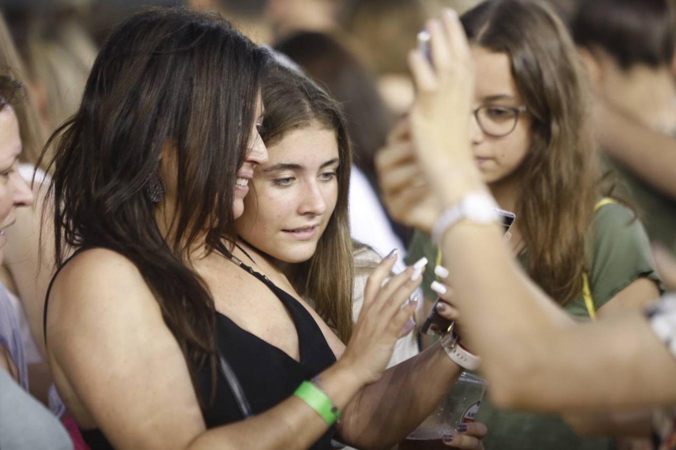 El cantante malagueño hace soñar a los valencianos y despliega sus conocidos éxitos en la primera actuación en la ciudad de su gira 'Prometo'. Alrededor de 6.000 fans vibran con un concierto que este jueves volverá a encandilar a sus seguidores con temas como 'Solamente tú', 'No vaya a ser' y 'Saturno'