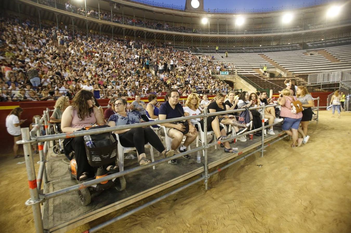 El cantante malagueño hace soñar a los valencianos y despliega sus conocidos éxitos en la primera actuación en la ciudad de su gira 'Prometo'. Alrededor de 6.000 fans vibran con un concierto que este jueves volverá a encandilar a sus seguidores con temas como 'Solamente tú', 'No vaya a ser' y 'Saturno'