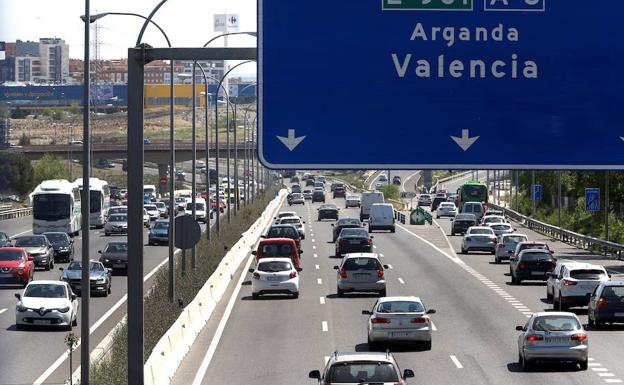 Vehículos en la salida de Madrid en dirección a la Comunitat Valenciana