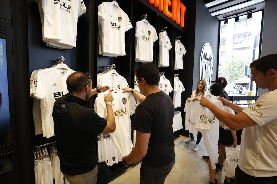 Los aficionados han podido conocer la ropa que lucirá el primer equipo la próxima temporada, un año muy especial para el club, y hacerse con ella en la tienda oficial