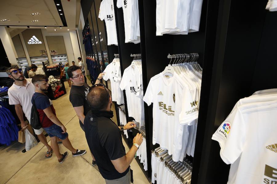 Los aficionados han podido conocer la ropa que lucirá el primer equipo la próxima temporada, un año muy especial para el club, y hacerse con ella en la tienda oficial