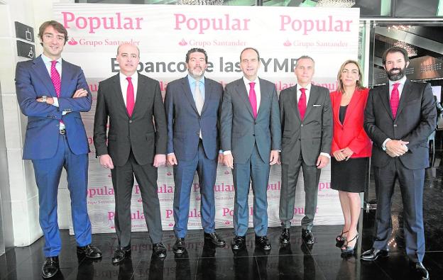 Los directivos del Banco Popular y Santander, junto al director de LAS PROVINCIAS. d. torres