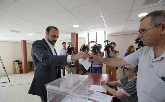 Elio Cabanes, en el momento de depositar su voto. 