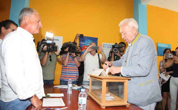 García Margallo,en el momento de votar.