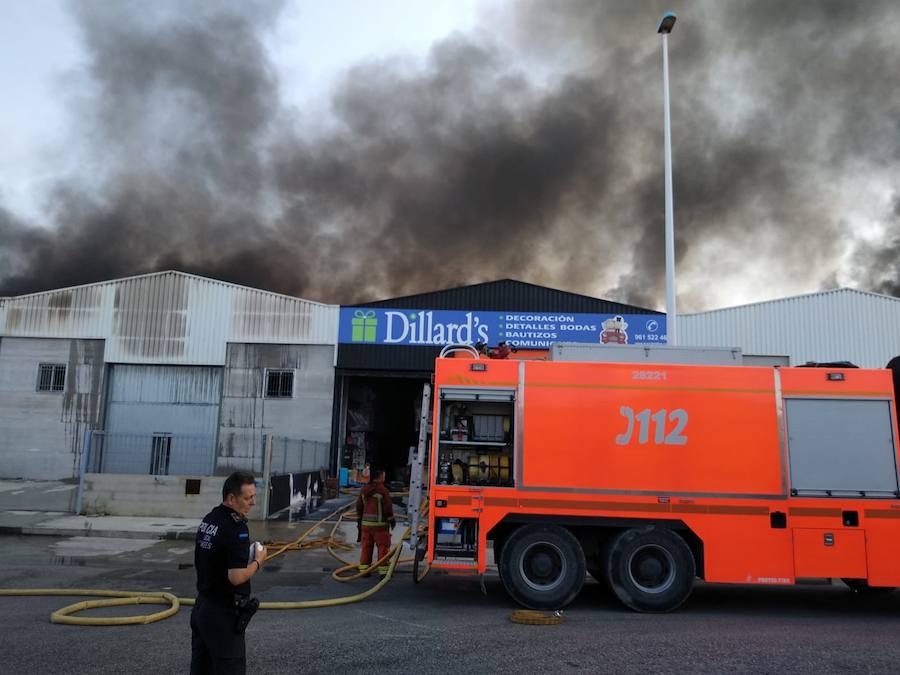 Fotos: Incendio en el polígono industrial La Cova de Manises