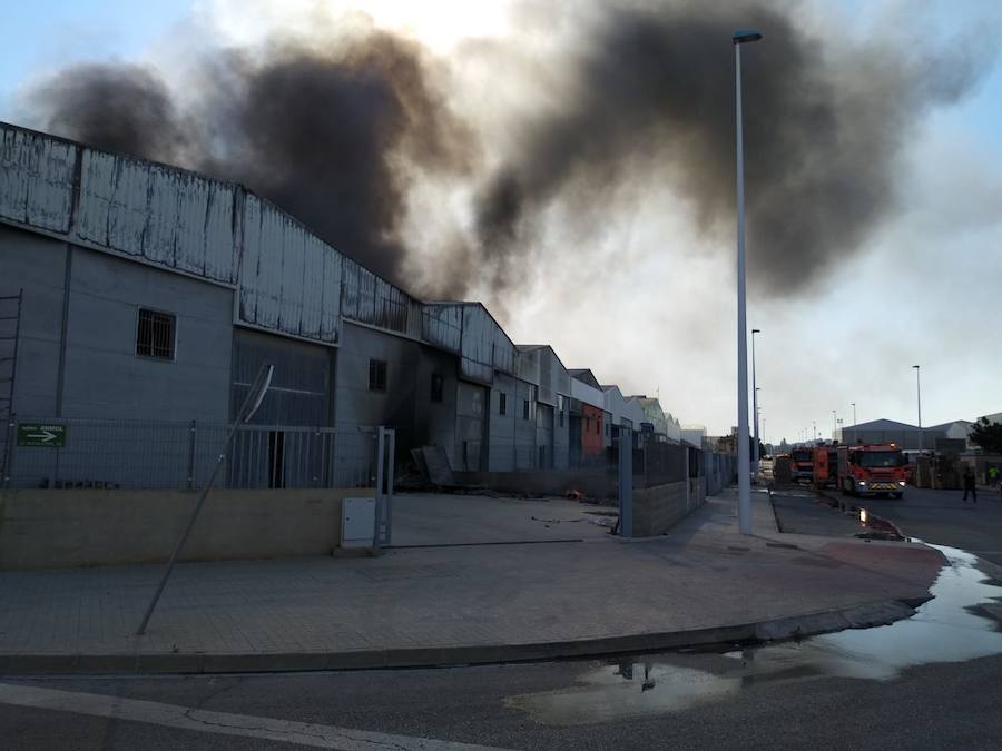 Fotos: Incendio en el polígono industrial La Cova de Manises