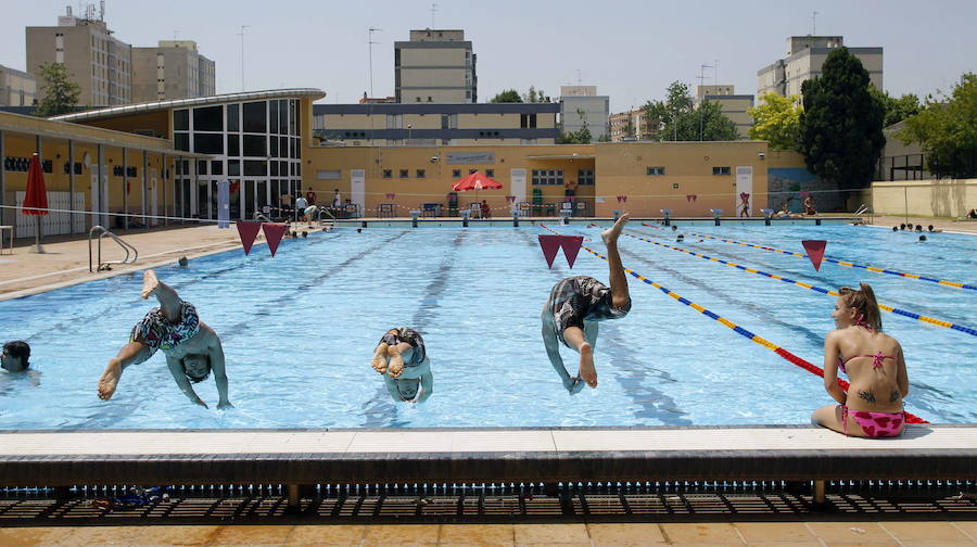 La Piscina Municipal Parque del Oeste se encuentra en la calle Músico Ayllón. Al ser descubierta, está disponible únicamente los meses de verano, concretamente hasta el 2 de septiembre. Abierta todos los días de la semana, de lunes a viernes el horario es de 12:00 h. a 18:30 h, y los sábados, domingos y festivos el horario se amplia siendo de 11:00 a 19:00 h. En cuanto al precio de la entrada, dispone de la normal diurna (3.25 €) y la de entrada reducida diurna para menores de 16 años con acreditación (1.65 €). Además, cuenta con distintos bonos para el verano. La curiosidad de esta piscina es que algunos viernes del año abre sus puertas por la noche para realizar fiestas temáticas con música en directo, juegos y actividades.