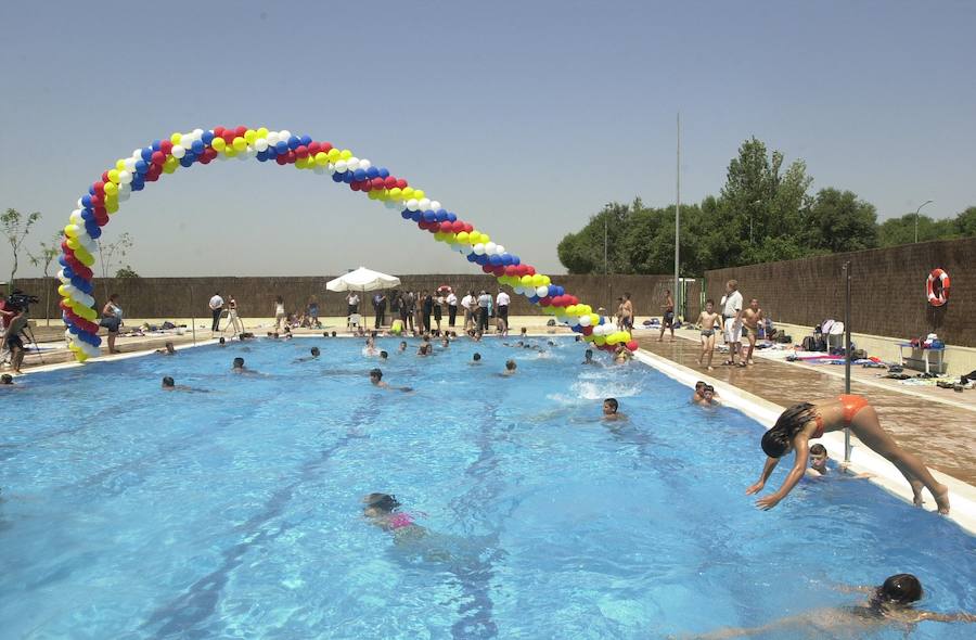 La Piscina Municipal de Castellar L' Olivera se encuentra en la calle Periodista Matoses. Al ser descubierta, está disponible únicamente los meses de verano, concretamente hasta el 2 de septiembre. Abierta todos los días de la semana, de lunes a viernes el horario es de 12:00 h. a 18:30 h, y los sábados, domingos y festivos el horario se amplia siendo de 11:00 a 19:00 h. En cuanto al precio de la entrada, dispone de la normal diurna (3.25 €) y la de entrada reducida diurna para menores de 16 años con acreditación (1.65 €). Además, cuenta con distintos bonos para el verano.