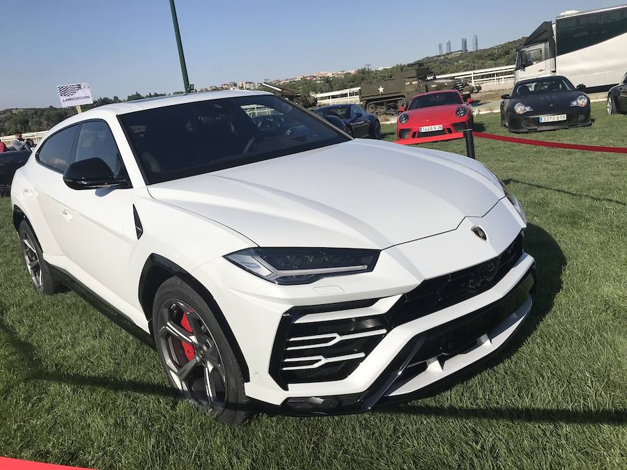 Algunos de los mejores coches del mundo, de los más afamados coleccionistas españoles, se dieron cita en Madrid con ocasión de la X edición del concurso de elegancia Autobello, celebrado en el Hipódromo de la Zarzuela de la capital. Iconos como los modelos españoles de las marcas Hispano Suiza o Pegaso se reunieron junto a clásicos de Rolls-Royce o Bentley, pero también con modernos deportivos de Ferrari, Porsche o Lamborghini; clásicos populares de Fiat, Volkswagen o Renault, y hasta todo terrenos como los míticos Range Rover, Hummer o modelos de uso militar. Con más de 1.200 invitados, Autobello tiene ediciones programadas en Madrid, Barcelona, Marbella y Bilbao en 2018.