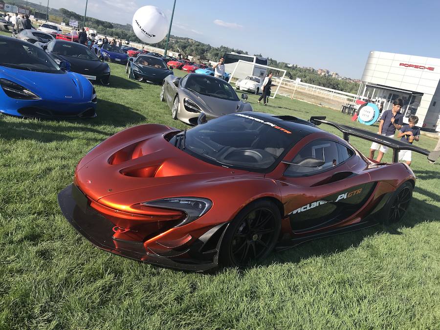 Algunos de los mejores coches del mundo, de los más afamados coleccionistas españoles, se dieron cita en Madrid con ocasión de la X edición del concurso de elegancia Autobello, celebrado en el Hipódromo de la Zarzuela de la capital. Iconos como los modelos españoles de las marcas Hispano Suiza o Pegaso se reunieron junto a clásicos de Rolls-Royce o Bentley, pero también con modernos deportivos de Ferrari, Porsche o Lamborghini; clásicos populares de Fiat, Volkswagen o Renault, y hasta todo terrenos como los míticos Range Rover, Hummer o modelos de uso militar. Con más de 1.200 invitados, Autobello tiene ediciones programadas en Madrid, Barcelona, Marbella y Bilbao en 2018.