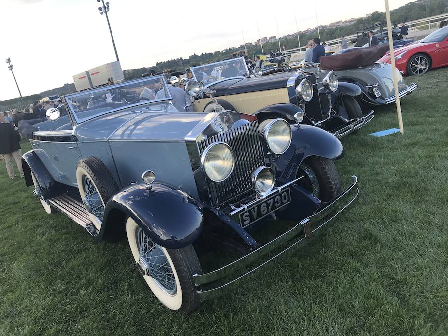 Algunos de los mejores coches del mundo, de los más afamados coleccionistas españoles, se dieron cita en Madrid con ocasión de la X edición del concurso de elegancia Autobello, celebrado en el Hipódromo de la Zarzuela de la capital. Iconos como los modelos españoles de las marcas Hispano Suiza o Pegaso se reunieron junto a clásicos de Rolls-Royce o Bentley, pero también con modernos deportivos de Ferrari, Porsche o Lamborghini; clásicos populares de Fiat, Volkswagen o Renault, y hasta todo terrenos como los míticos Range Rover, Hummer o modelos de uso militar. Con más de 1.200 invitados, Autobello tiene ediciones programadas en Madrid, Barcelona, Marbella y Bilbao en 2018.