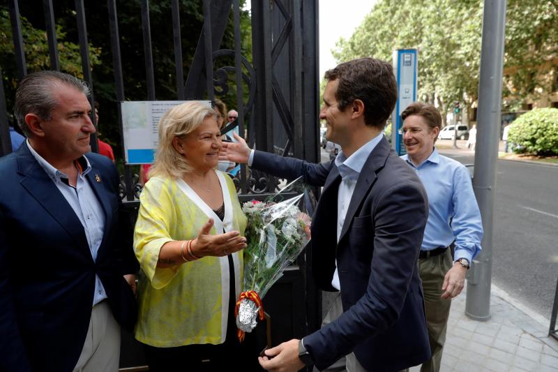 Casado, esta mañana, junto aunto a la expresidenta de la Asociación de víctimas del Terrorismo Ángeles Pedraza. 