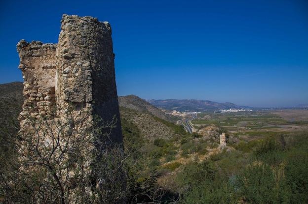 Parte de una muralla del Castell de Bairén ubicado en lo alto de la cima desde donde se divisan los parajes de la Safor. 