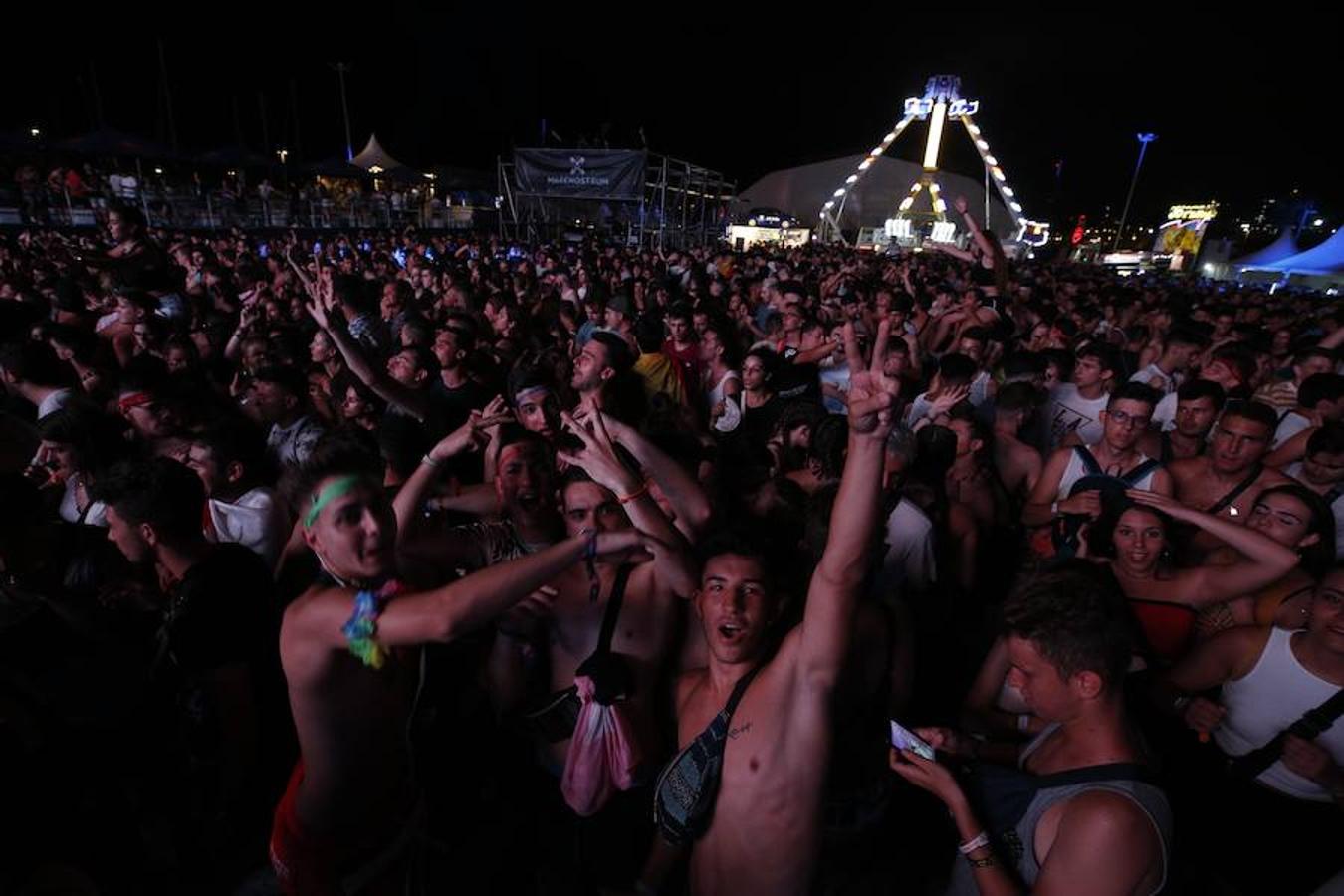El festival Valencia Music Experience dio ayer el pistoletazo de salida en la Marina con la jornada dedicada al estilo urbano. El público se rindió a un certamen que, al cierre de esta edición, esperaba la actuación de cantantes como Bad Gyal y C. Tangana. Para el día de hoy, el ritmo de los años 90 llegará al escenario con grupos como los Vengaboys o Snap. Finalmente, mañana será el turno del pop con artistas como Despistaos y Pignoise.