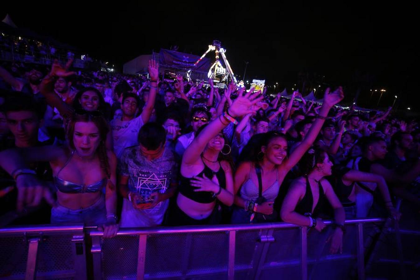 El festival Valencia Music Experience dio ayer el pistoletazo de salida en la Marina con la jornada dedicada al estilo urbano. El público se rindió a un certamen que, al cierre de esta edición, esperaba la actuación de cantantes como Bad Gyal y C. Tangana. Para el día de hoy, el ritmo de los años 90 llegará al escenario con grupos como los Vengaboys o Snap. Finalmente, mañana será el turno del pop con artistas como Despistaos y Pignoise.l
