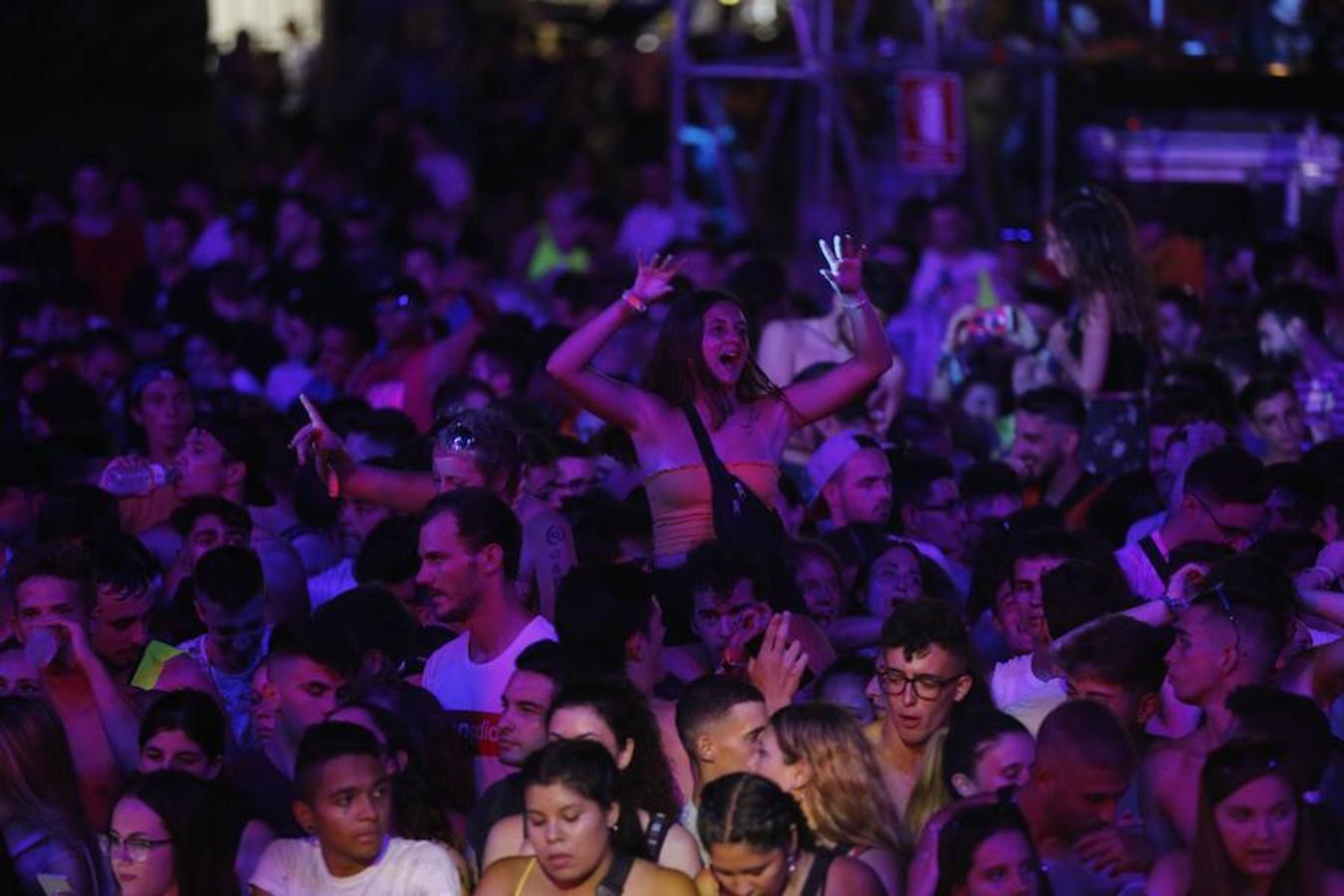 El festival Valencia Music Experience dio ayer el pistoletazo de salida en la Marina con la jornada dedicada al estilo urbano. El público se rindió a un certamen que, al cierre de esta edición, esperaba la actuación de cantantes como Bad Gyal y C. Tangana. Para el día de hoy, el ritmo de los años 90 llegará al escenario con grupos como los Vengaboys o Snap. Finalmente, mañana será el turno del pop con artistas como Despistaos y Pignoise.