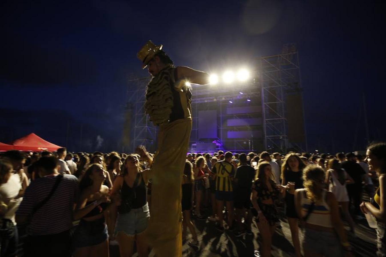 El festival Valencia Music Experience dio ayer el pistoletazo de salida en la Marina con la jornada dedicada al estilo urbano. El público se rindió a un certamen que, al cierre de esta edición, esperaba la actuación de cantantes como Bad Gyal y C. Tangana. Para el día de hoy, el ritmo de los años 90 llegará al escenario con grupos como los Vengaboys o Snap. Finalmente, mañana será el turno del pop con artistas como Despistaos y Pignoise.