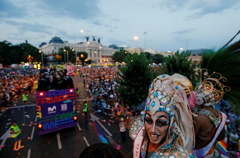 Miles de personas bailaron al ritmo que marcanon las carrozas repletas de ángeles y marineros