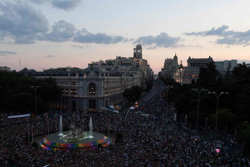 Miles de personas bailaron al ritmo que marcanon las carrozas repletas de ángeles y marineros