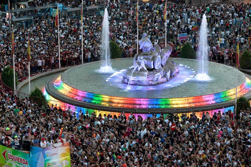 Miles de personas bailaron al ritmo que marcanon las carrozas repletas de ángeles y marineros