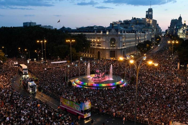 Miles de personas bailaron al ritmo que marcanon las carrozas repletas de ángeles y marineros