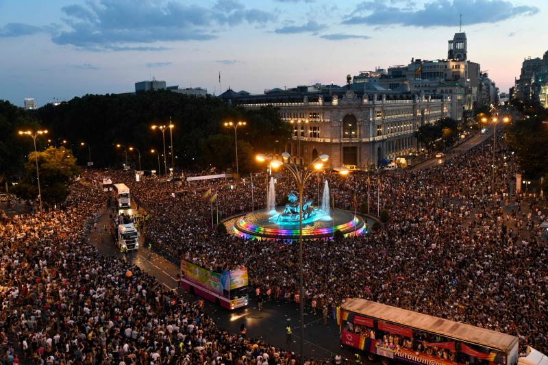 Miles de personas bailaron al ritmo que marcanon las carrozas repletas de ángeles y marineros