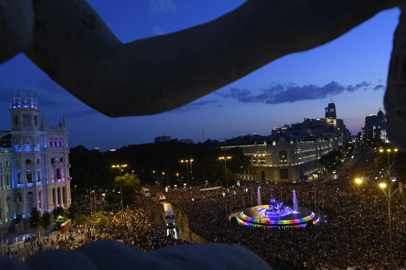 Miles de personas bailaron al ritmo que marcanon las carrozas repletas de ángeles y marineros