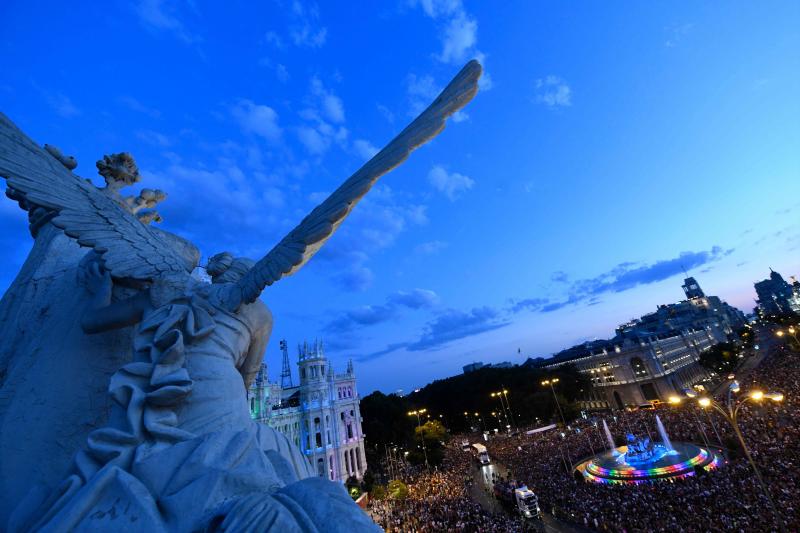 Miles de personas bailaron al ritmo que marcanon las carrozas repletas de ángeles y marineros