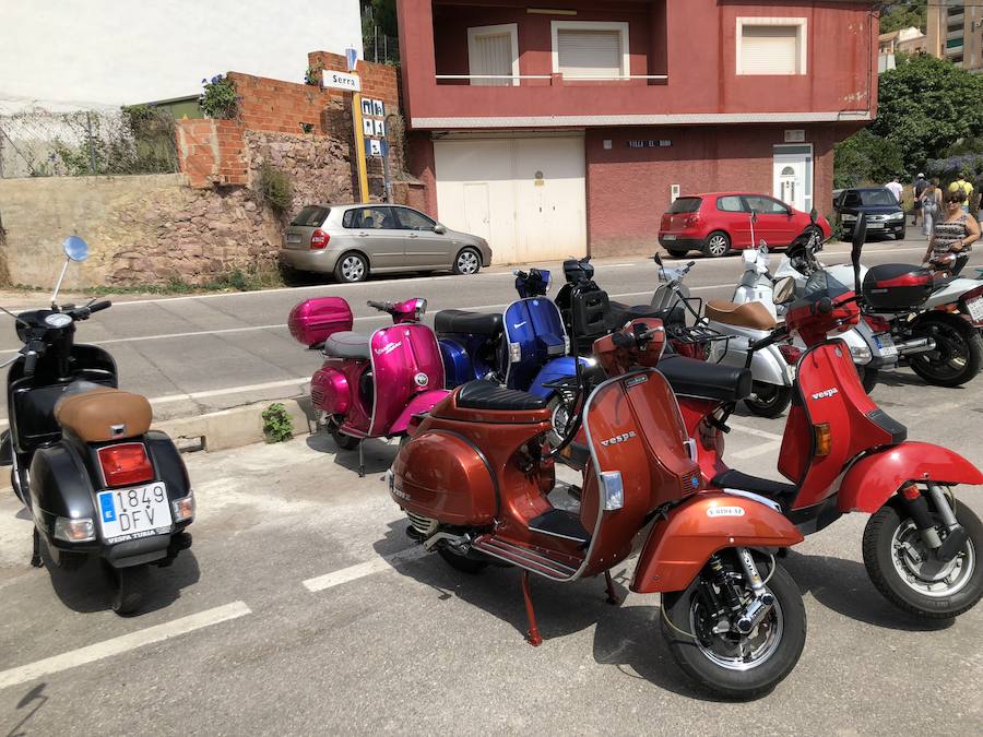 Serra ha celebrado en la mañana de este sábado un encuentro de motos Vespa y coches clásicos con motivo del festival Purple Mountain que organiza el Ayuntamiento con la colaboración de los Clavarios de Sant Roc. El encuentro ha contado con la presencia del Vespa & Lambretta Club Valencia. 50 motos de diversos colores y épocas del diseño italiano han llegado hasta el corazón de la Sierra Calderona para quedar expuestas durante dos horas y posteriormente completar un paseo por las principales calles del municipio. La gran presencia de motos se ha completado con la participación de varios coches clásicos. Esta celebración está enmarcada dentro del 75 aniversario de la imagen de Sant Roc en Serra, un hito que este mismo fin de semana tendrá el estreno del pasodoble compuesto con motivo del aniversario.