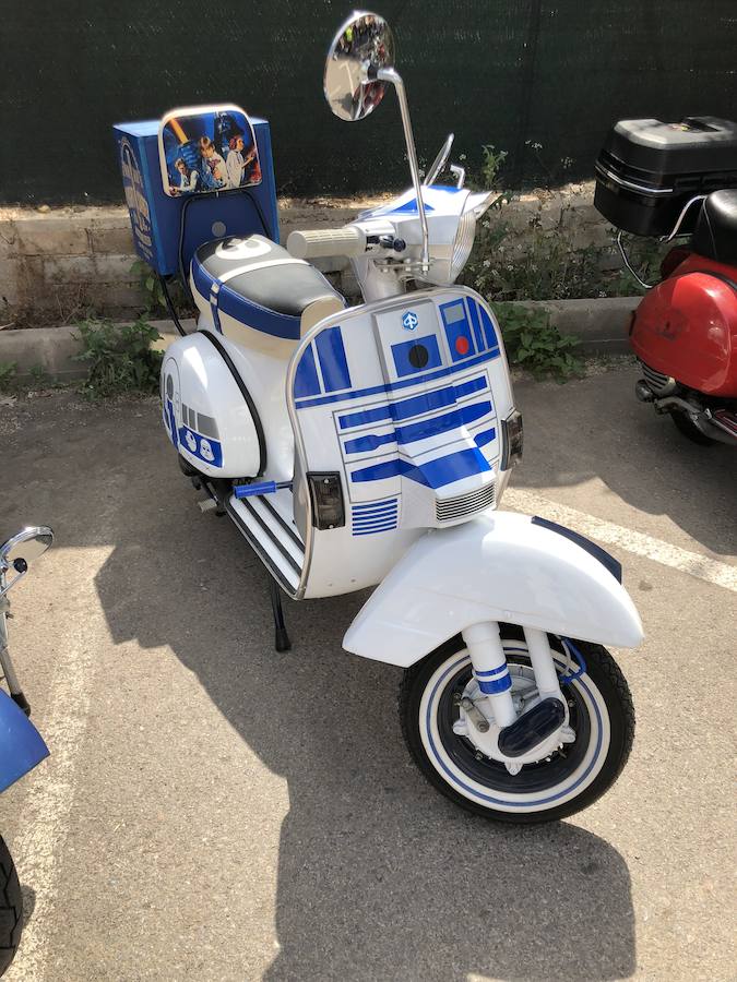 Serra ha celebrado en la mañana de este sábado un encuentro de motos Vespa y coches clásicos con motivo del festival Purple Mountain que organiza el Ayuntamiento con la colaboración de los Clavarios de Sant Roc. El encuentro ha contado con la presencia del Vespa & Lambretta Club Valencia. 50 motos de diversos colores y épocas del diseño italiano han llegado hasta el corazón de la Sierra Calderona para quedar expuestas durante dos horas y posteriormente completar un paseo por las principales calles del municipio. La gran presencia de motos se ha completado con la participación de varios coches clásicos. Esta celebración está enmarcada dentro del 75 aniversario de la imagen de Sant Roc en Serra, un hito que este mismo fin de semana tendrá el estreno del pasodoble compuesto con motivo del aniversario.