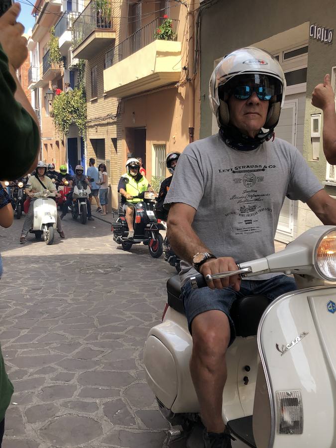 Serra ha celebrado en la mañana de este sábado un encuentro de motos Vespa y coches clásicos con motivo del festival Purple Mountain que organiza el Ayuntamiento con la colaboración de los Clavarios de Sant Roc. El encuentro ha contado con la presencia del Vespa & Lambretta Club Valencia. 50 motos de diversos colores y épocas del diseño italiano han llegado hasta el corazón de la Sierra Calderona para quedar expuestas durante dos horas y posteriormente completar un paseo por las principales calles del municipio. La gran presencia de motos se ha completado con la participación de varios coches clásicos. Esta celebración está enmarcada dentro del 75 aniversario de la imagen de Sant Roc en Serra, un hito que este mismo fin de semana tendrá el estreno del pasodoble compuesto con motivo del aniversario.