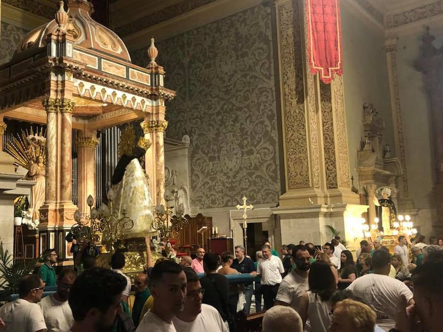 La imagen peregrina de la Virgen de los Desamparados visita este fin de semana la localidad valenciana de Llíria dentro de los actos previstos por la celebración del Año Santo Jubilar en honor a San Vicente Ferrer. El patrón de la ciudad de Valencia es también el patrón de la capital de Camp de Túria. La acogida a la imagen peregrina se vivió con especial emoción al portar la talla del santo valenciano al encuentro de la Geperudeta. El acto más emotivo de los previstos en el programa de festejos ha sido la visita de la Virgen de los Desamparados a la Ermita de San Vicente Ferrer, un paraje de especial devoción para los habitantes de Llíria.