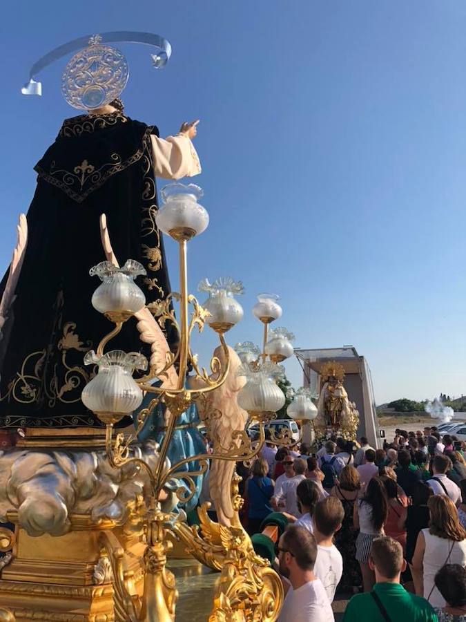 La imagen peregrina de la Virgen de los Desamparados visita este fin de semana la localidad valenciana de Llíria dentro de los actos previstos por la celebración del Año Santo Jubilar en honor a San Vicente Ferrer. El patrón de la ciudad de Valencia es también el patrón de la capital de Camp de Túria. La acogida a la imagen peregrina se vivió con especial emoción al portar la talla del santo valenciano al encuentro de la Geperudeta. El acto más emotivo de los previstos en el programa de festejos ha sido la visita de la Virgen de los Desamparados a la Ermita de San Vicente Ferrer, un paraje de especial devoción para los habitantes de Llíria.