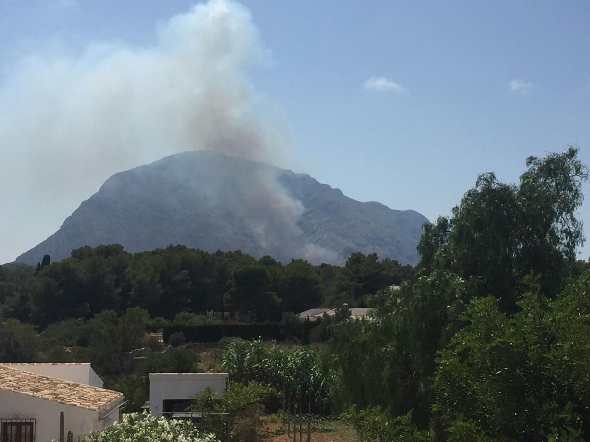 Fotos: Arde el parque natural del Montgó