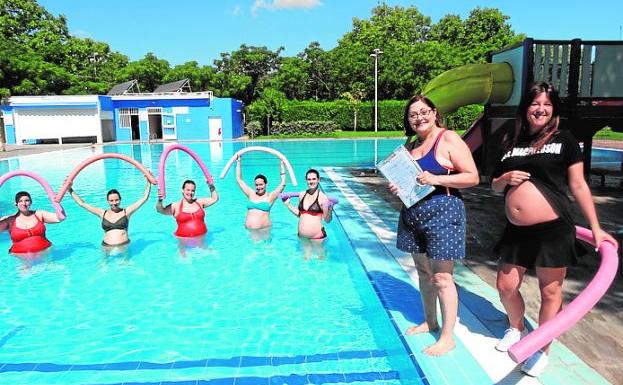 Una de las clases en la piscina.