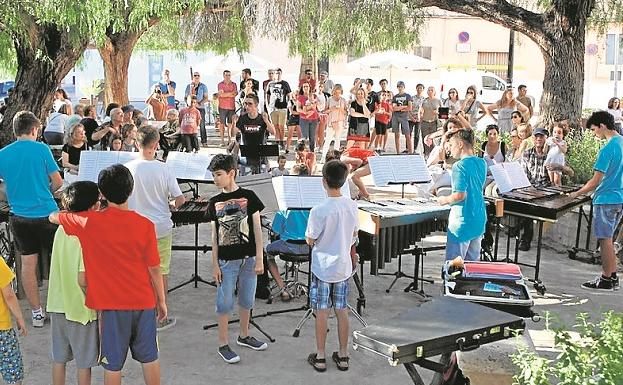 La Agrupació Musical de Rocafort en un concierto al aire libre. 