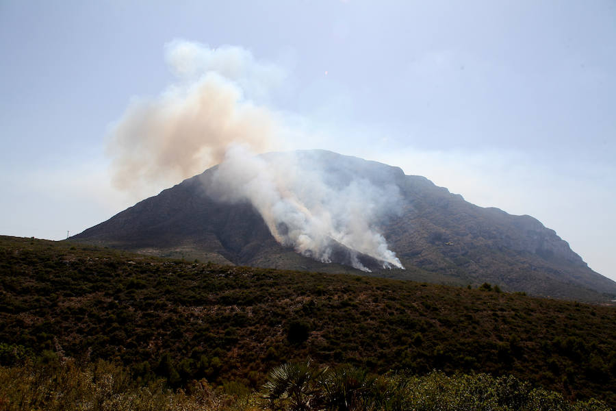 Fotos: Arde el parque natural del Montgó