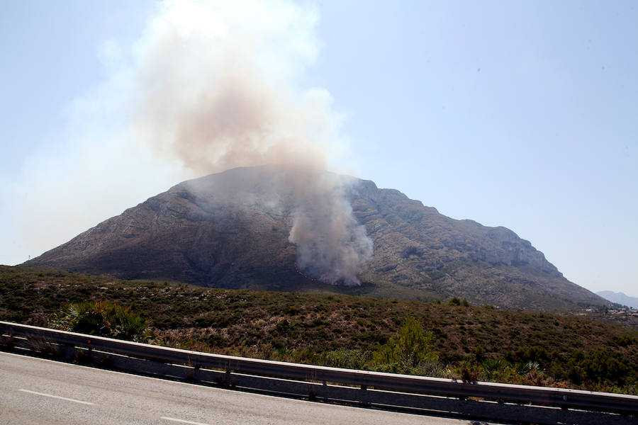 Fotos: Arde el parque natural del Montgó